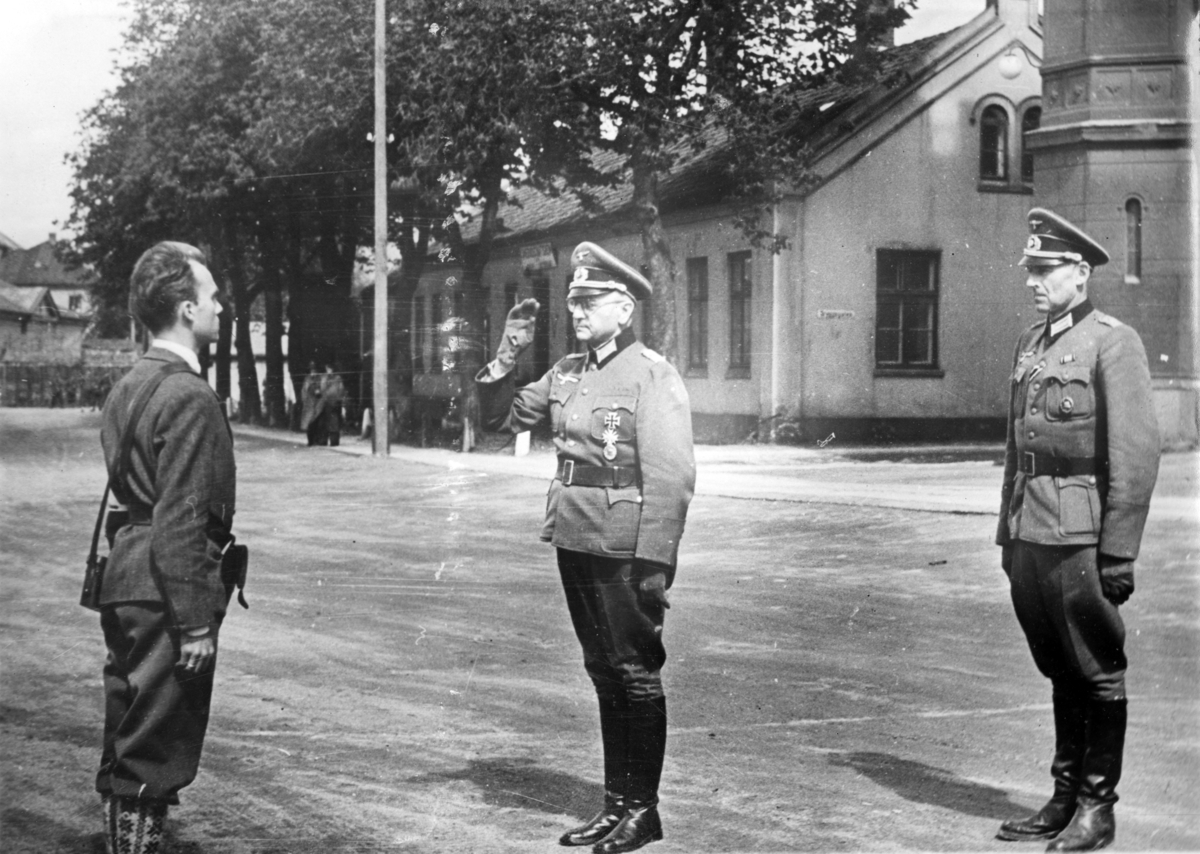 Hjemmestyrkene overtar Akershus festning 11. mai 1945
Norske hjemmestyrker ledet av Terje Rollem, overtar Akershus festning fra den tyske kommandanten Major Nichterlein og hans adjutant Hauptmann Hamel 11. mai 1945. Bildet hang i alle norske klasserom i etterkrigstida.