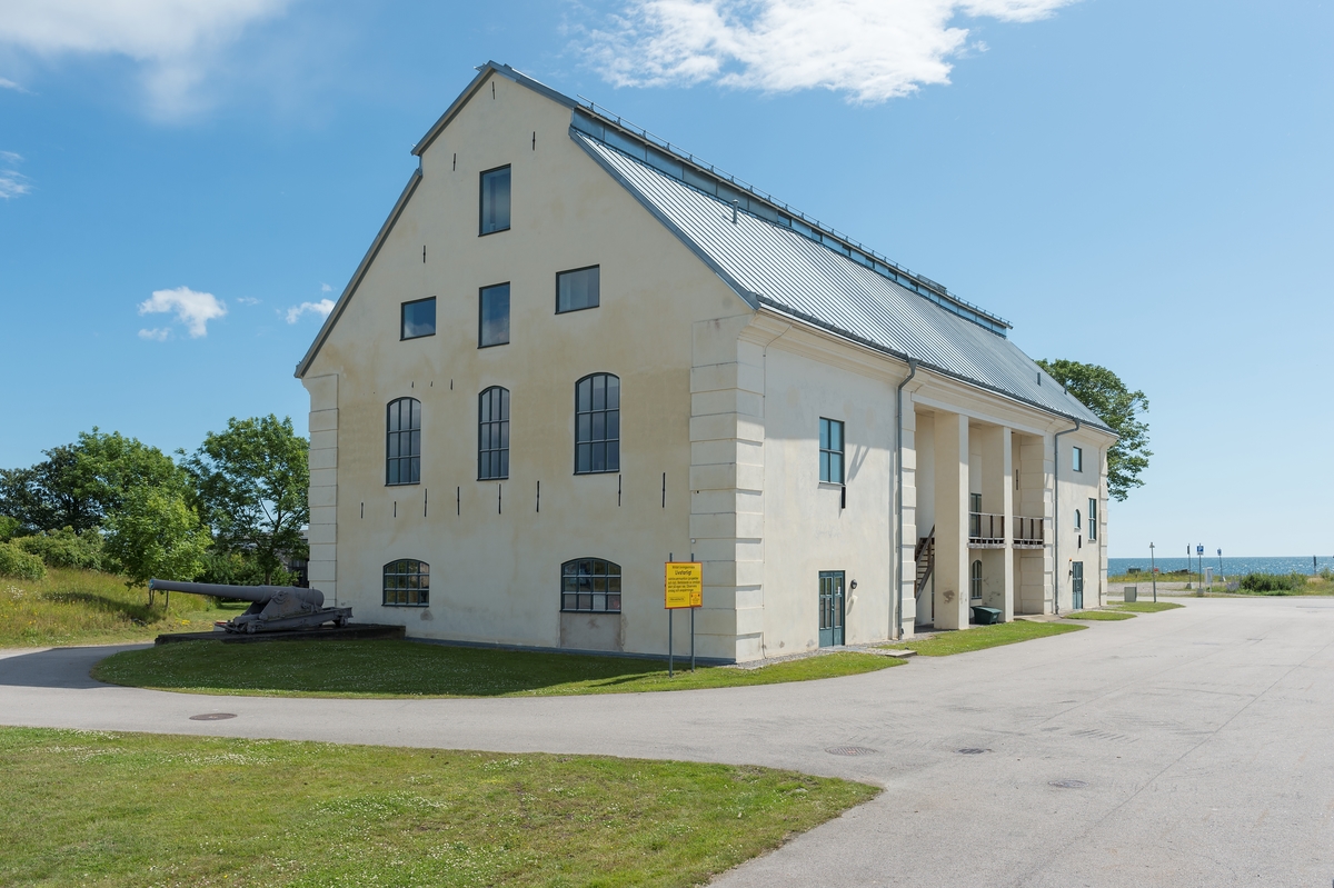 Fotodokumentation av byggnader på Lindholmen i Karlskrona. Finska kyrkan. Byggnaden uppfördes i slutet av 1690-talet som tjärbadsstuga för rep. På 1720-talet förändrades byggnaden till inventariekammare för skeppsinventarier. Åren 2006-2007 genomfördes en omfatande om- och nygestaltning både in- och utvändigt av byggnaden. Östra långsidan och västra gaveln av byggnaden.