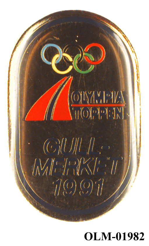 Ovalt merke med de olympiske ringer i logo for Olympiatoppen. Tekst i nedre del av merket.