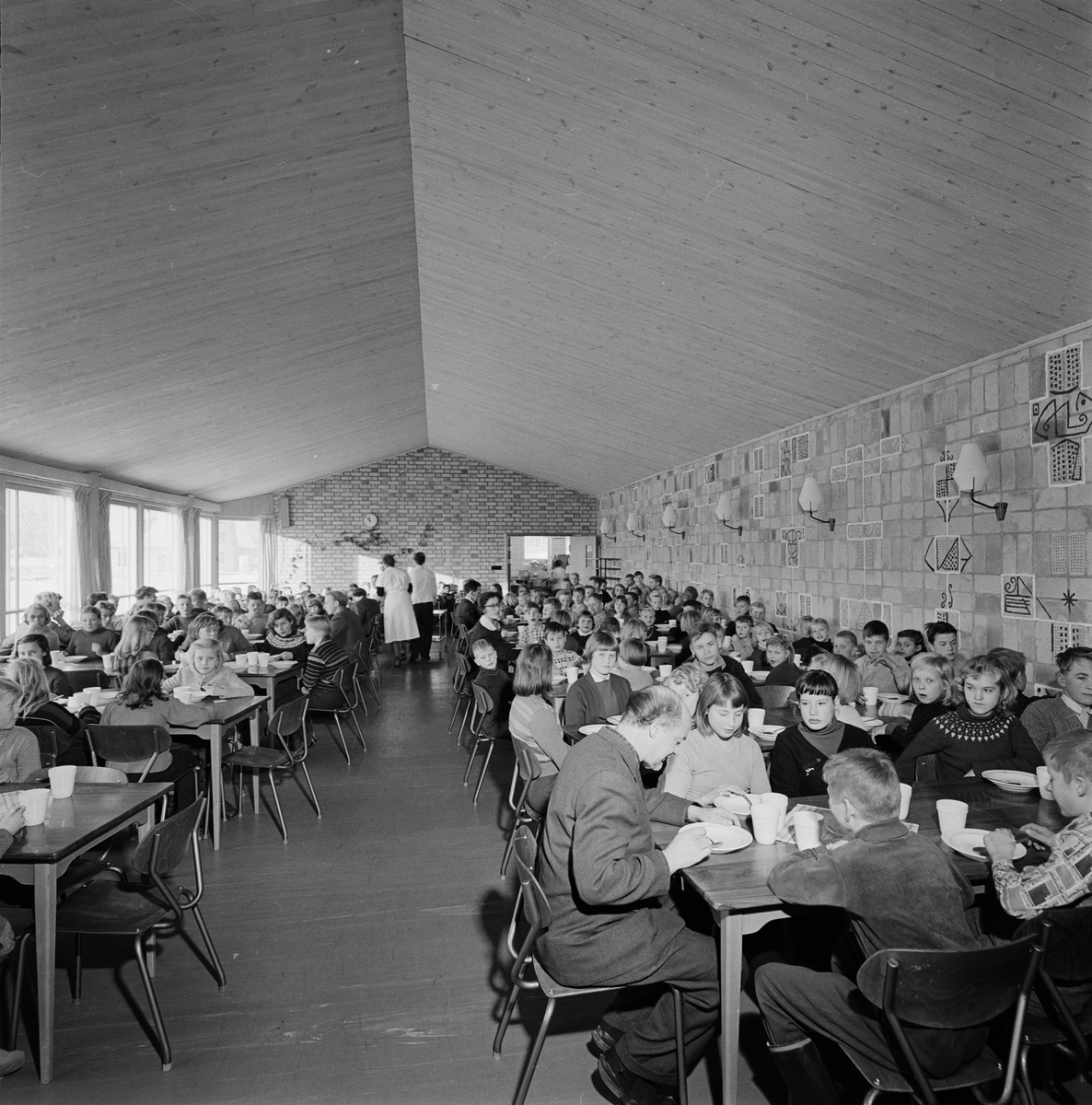 Skolmatsalen i Knivsta Centralskola, Uppland november 1956