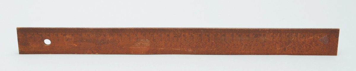 Form: Linjal av tre med centimeter og millimetermål.