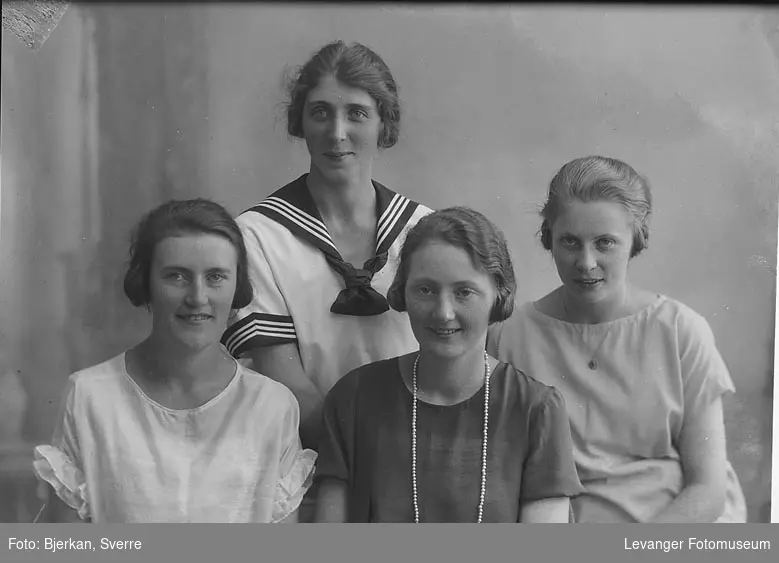 Gruppebilde av fire kvinner, trolig søstre. etternavnet til en av dem er Bjerve Fornavn ukjent