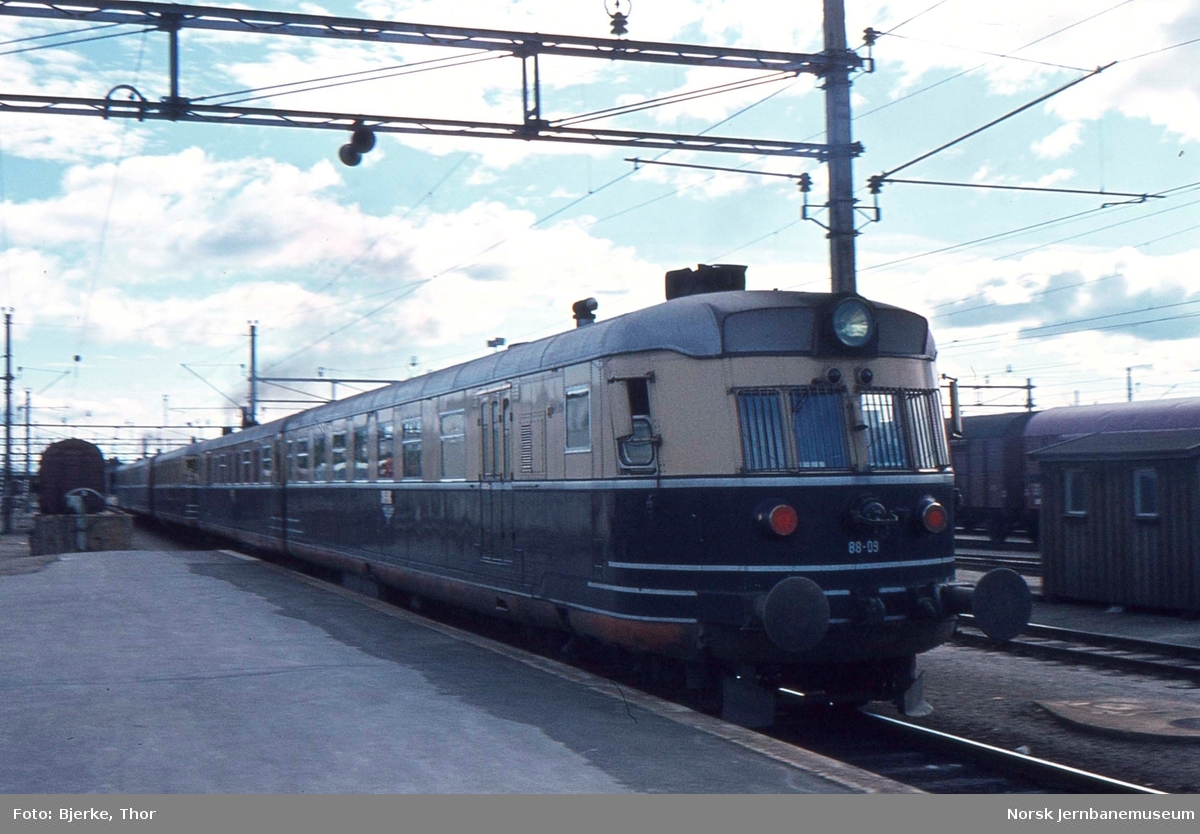Dagtog 301 til Trondheim med motorvognsett type 88 forlater Hamar stasjon