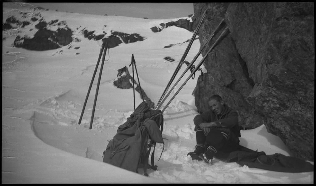 To unge menn i tillegg til fotografen Finn Johannessen tar pause ved en stein under en skitur i Madlandshei.
