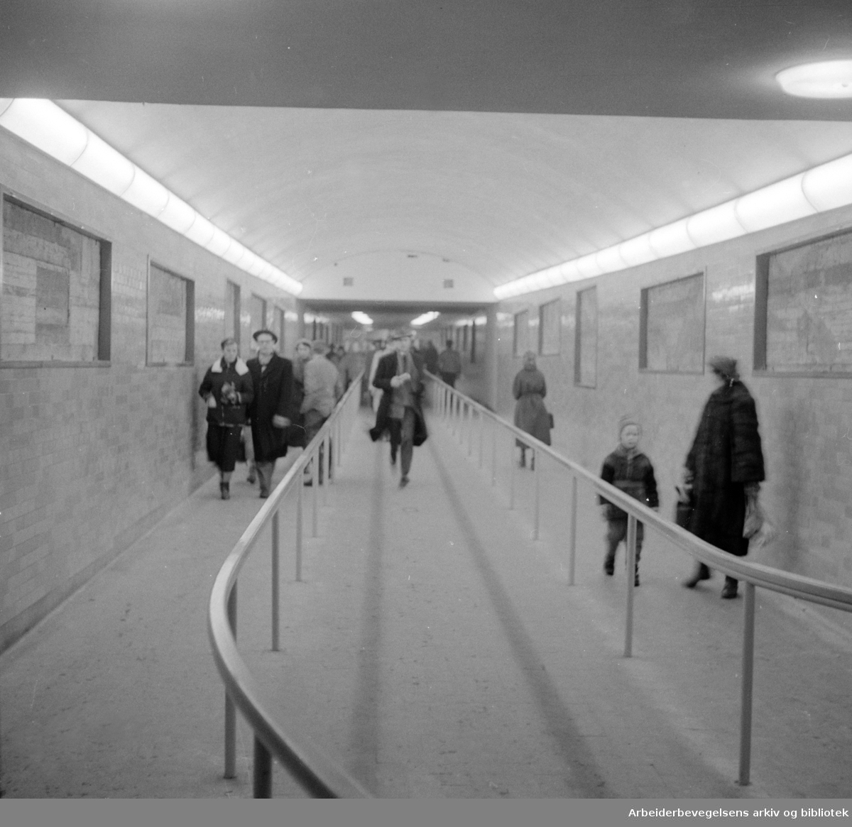 Undergrunnsbanens stasjon ved Nationalteatret. Februar 1957