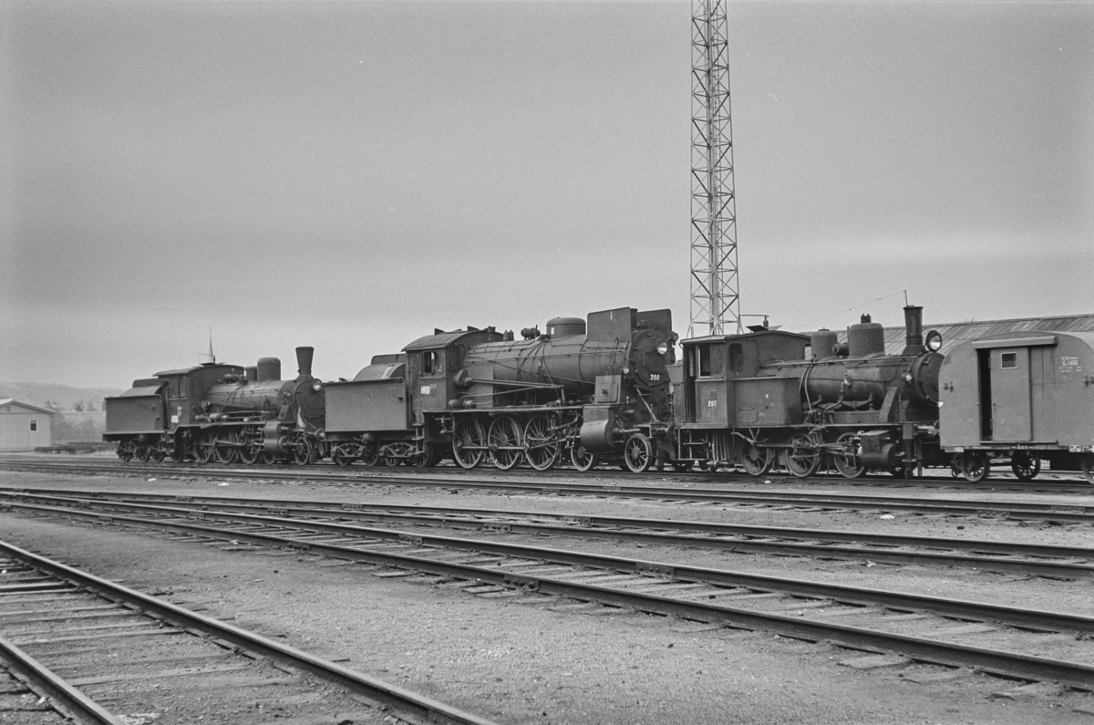 Hensatte damplokomotiver på Marienborg Verksted. Fra venstre type 18c nr. 134, type 30b nr. 350 og type 25a nr. 261.