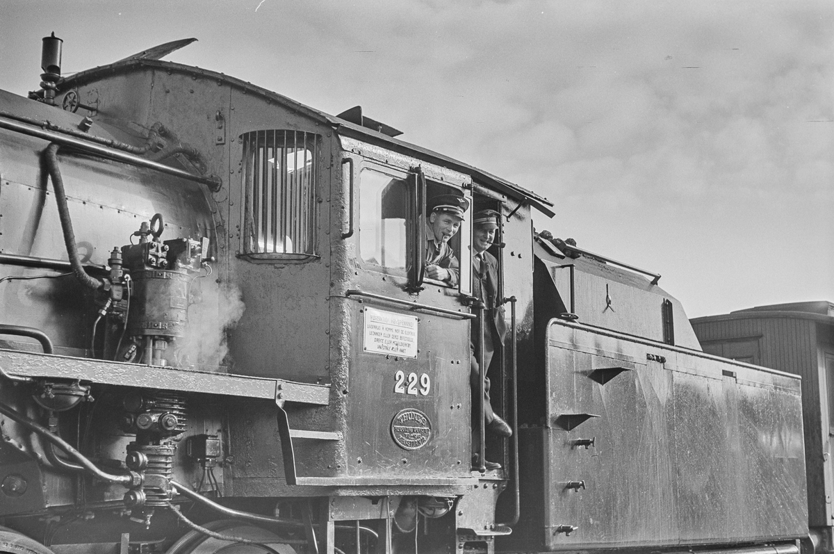 Lokomotivfører og fyrbøter på damplokomotiv type 26b nr. 229.
