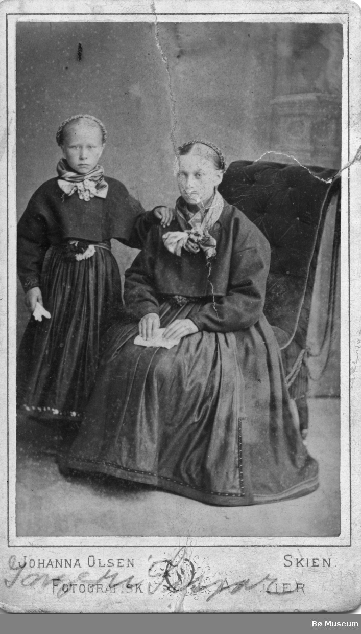 Portrett av Ingerid Sisjord og mor Gunhild Eikjarud