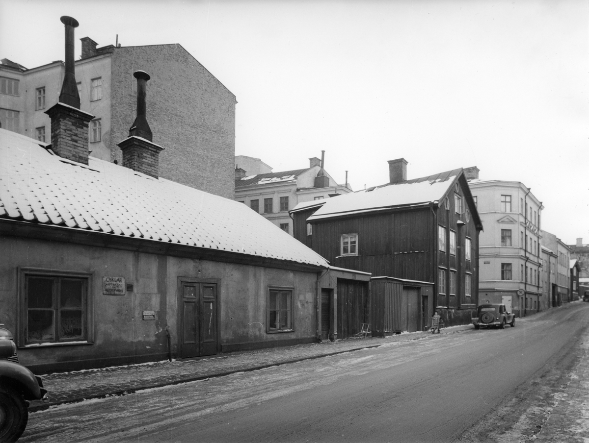 Parti av Kvarngatan vid kvarteret Dalkarlen i Norrköping. Trähuset har tillhört det garveri som under 1700- och 1800-talen drevs på gården. Idag ligger Dalkarlens studenbostäder här. Kvarngatan 11 och 13 motsvarar idag Kvarngatan 9.