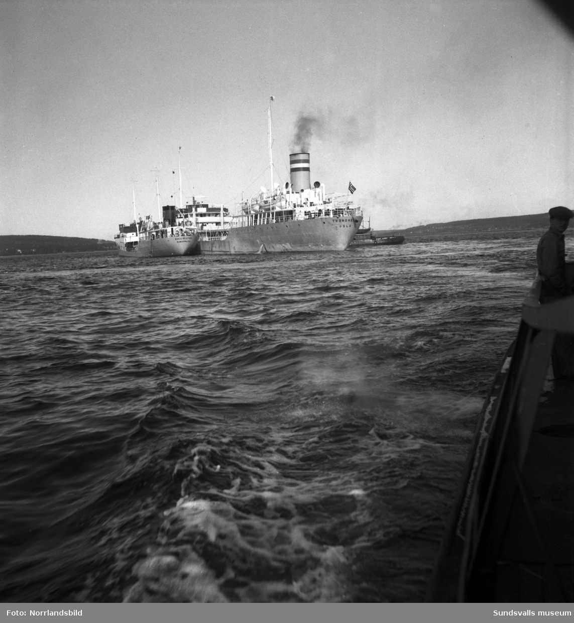 Tankfartyget Trondheim i Svartvik. Bilder från verksamheten ombord samt exteriörbilder.