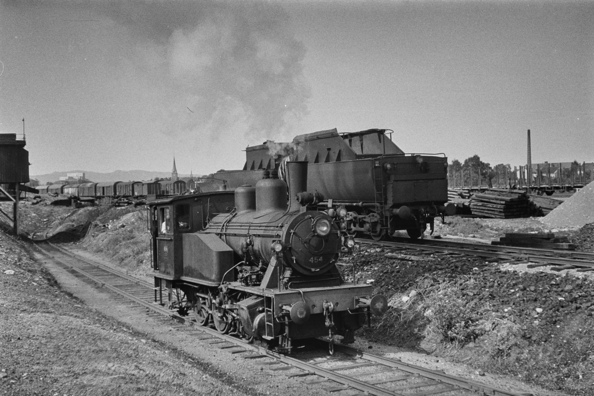 Damplokomotiv type 23b nr, 454 ved kullastegraven på Marienborg ved Trondheim.  I bakgrunnen to tendere fra utrangerte damplokomotiver type 63a.