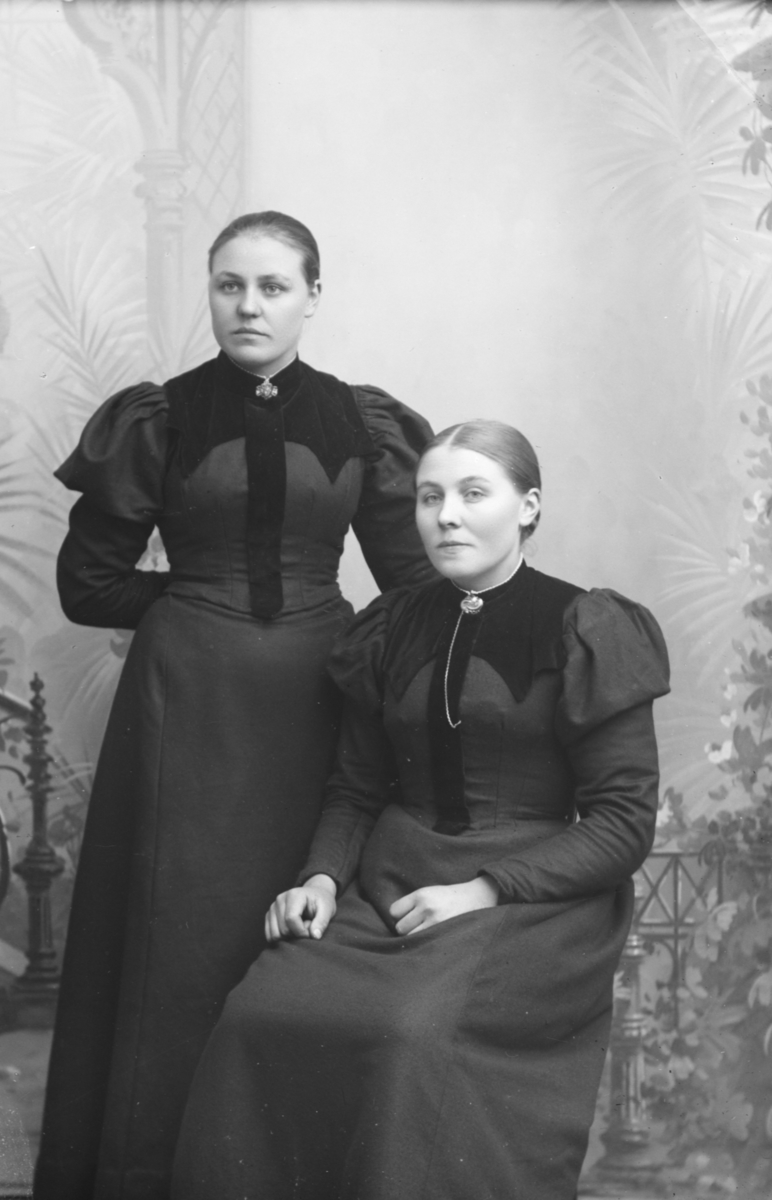 Portrett av Gina Nybakken med venninne. Gina Nybakken emigrerte i 1899.