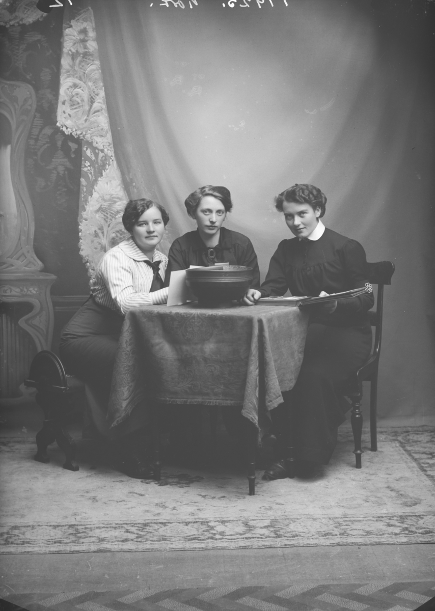 Gruppe. Tre unge kvinner. Aslaug Heggenhougen. Mulig to søstre?