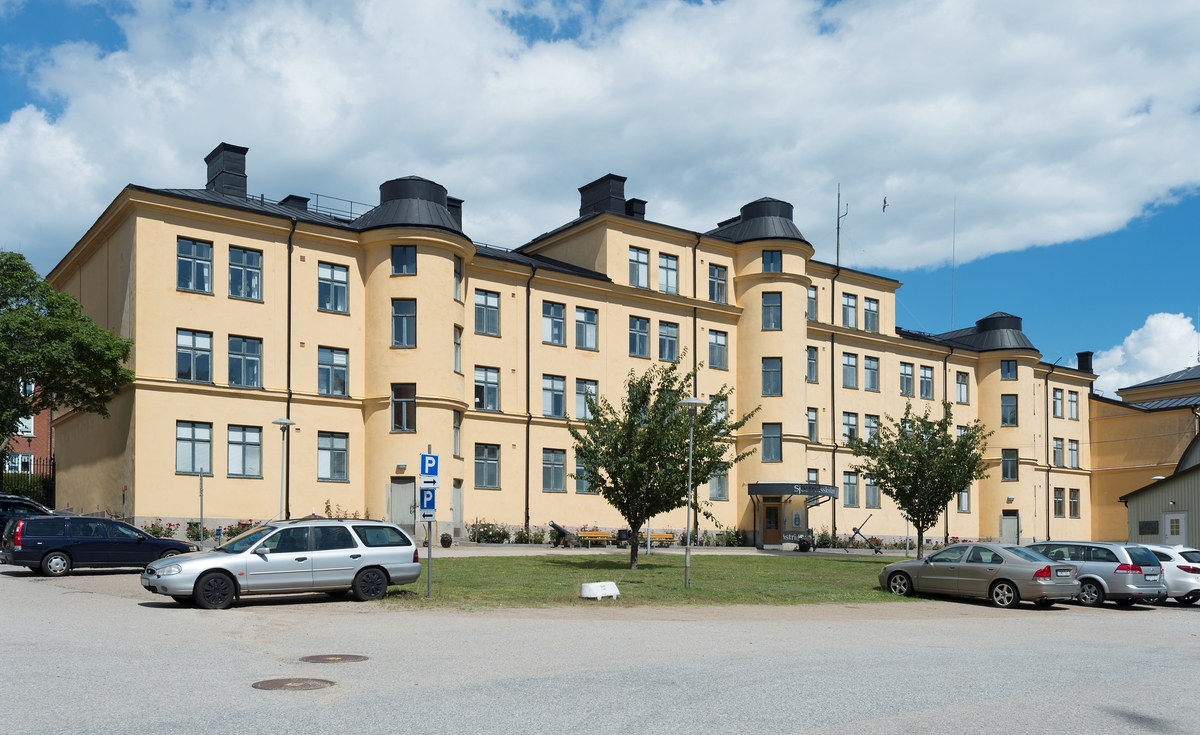Fotodokumentation av byggnader på Marinbasen i Karlskrona. Administrationsbyggnad. Byggnaden uppfördes kring år 1905 som kanslihus för Carlskrona artillerikår.