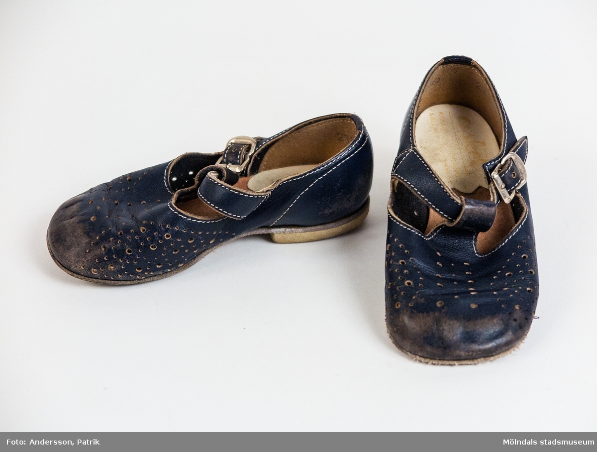 1 par blå sandaler i storlek 22 tillverkade av Askel i Finland, 1975.

Inuti skon finns stämpeln: "2189" och "22".
Varumärket finns tryckt inuti skon, men är mycket slitet.