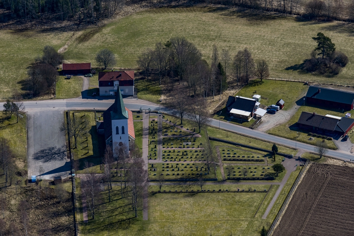 Flygfoto över Källeryds kyrka i Nissafors, Gnosjö kommun.