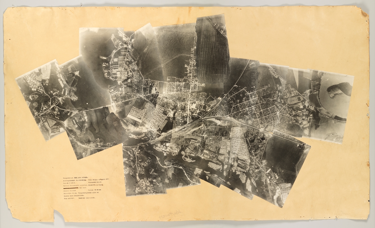 Flyfotomosaikk av Lillestrøm fra 1926. Bilder av sager langs Nitelva, plankestabler, jernbane, boliger i sentrum, uttak av torv til torvstrøfabrikken.