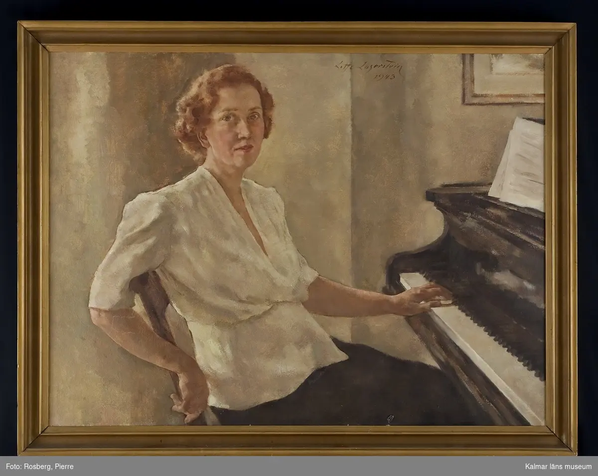 En kvinna pianisten Doris I Bergman-Ryner sitter vid sitt piano.