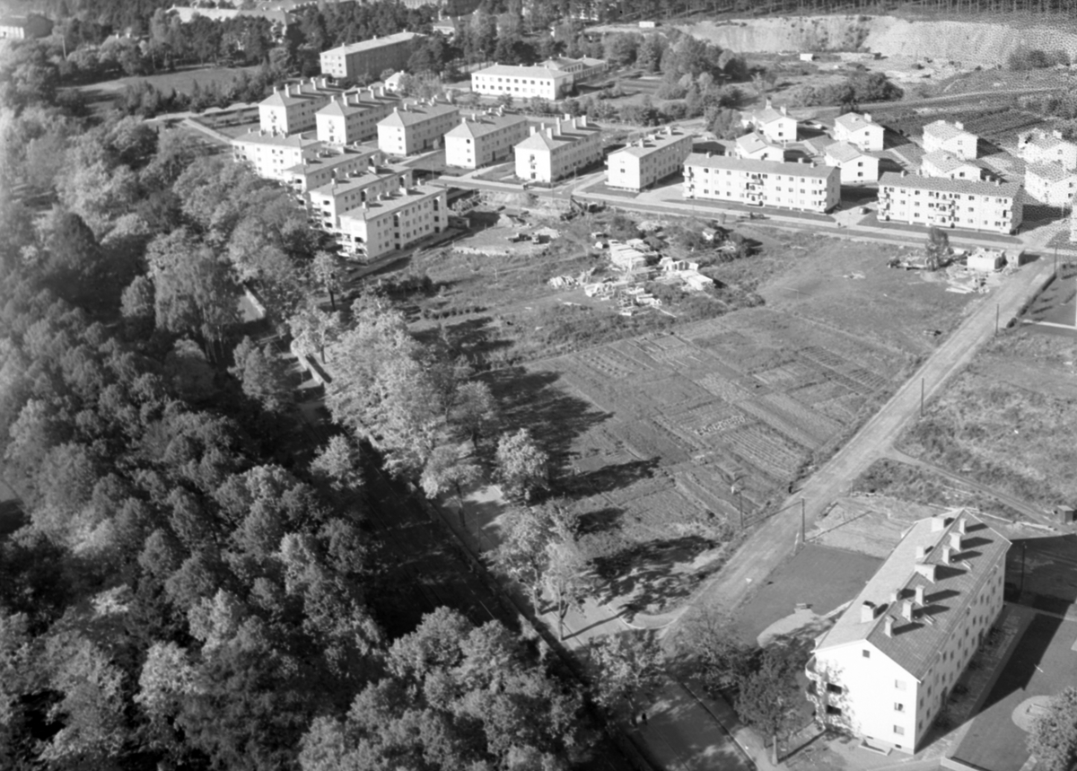 Flygbild över Västra Vägen med stadsparken till vänster. År 1940.




