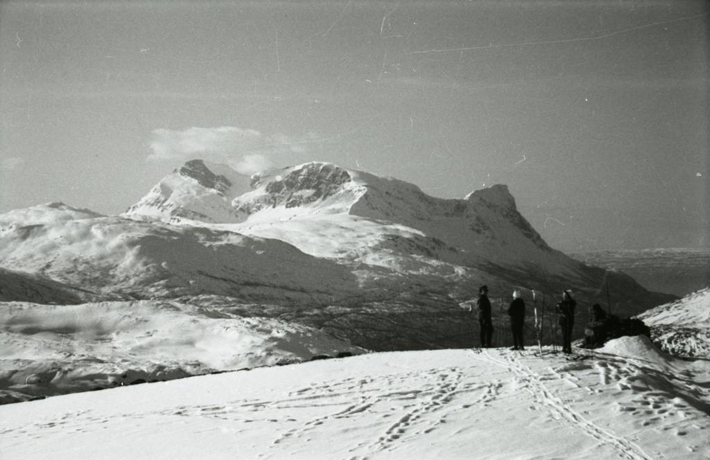 Robakstøtta med fjellpartiet bak, 3 personer på Store Haugfjell.( boks mrk. B J. vinter )