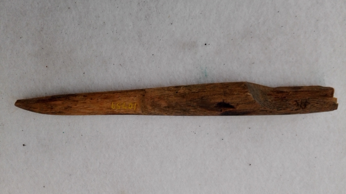 1 slireform av træ (trætone).

Sliretone som foregaaende, men mindre. Længde 16,7 cm.

Gave fra omstreifer Elias F. Kvale.