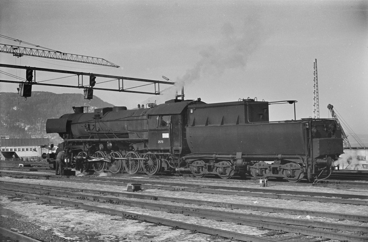 Damplokomotiv type 63a nr. 2570 på Trondheim stasjon.