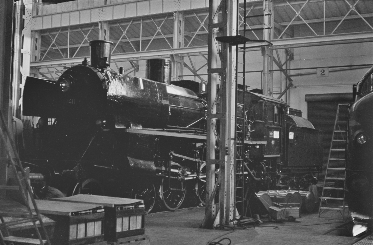 Et nyrevidert damplokomotiv type 26c nr. 411 i lokomotivstallen på Marienborg etter fullført HR (hovedrevisjon), som det siste damplokomotiv som fikk HR på Marienborg verksted.