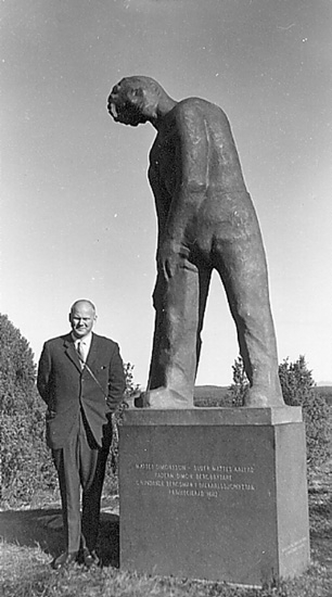 Invigning av statyn över Mattes ”Suder-Mattes” Simonsson som grundade Dalkarlssjöhyttans masugn 1642. Statyn är uppsatt på Suder-Mattes gamla torpplats. Skulptören Martti Pietso vid statyn.
