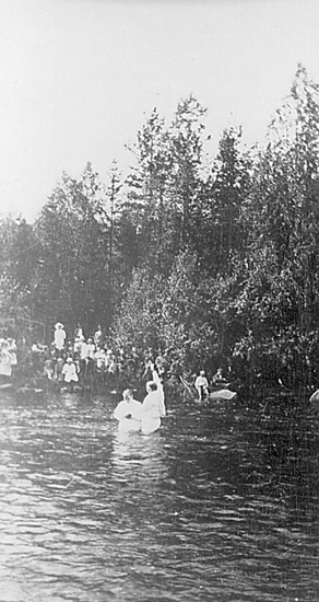 Baptistdop i Röjdälven nära Mon i Holmängen 1923
Den som blir döpt är Kristina vid Myråsen i Furuberg.
