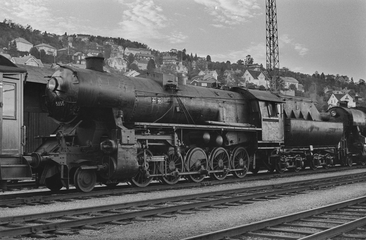 Utrangert damplokomotiv type 63a nr. 5855 på Marienborg. Lokomotivet er underveis til hugging.