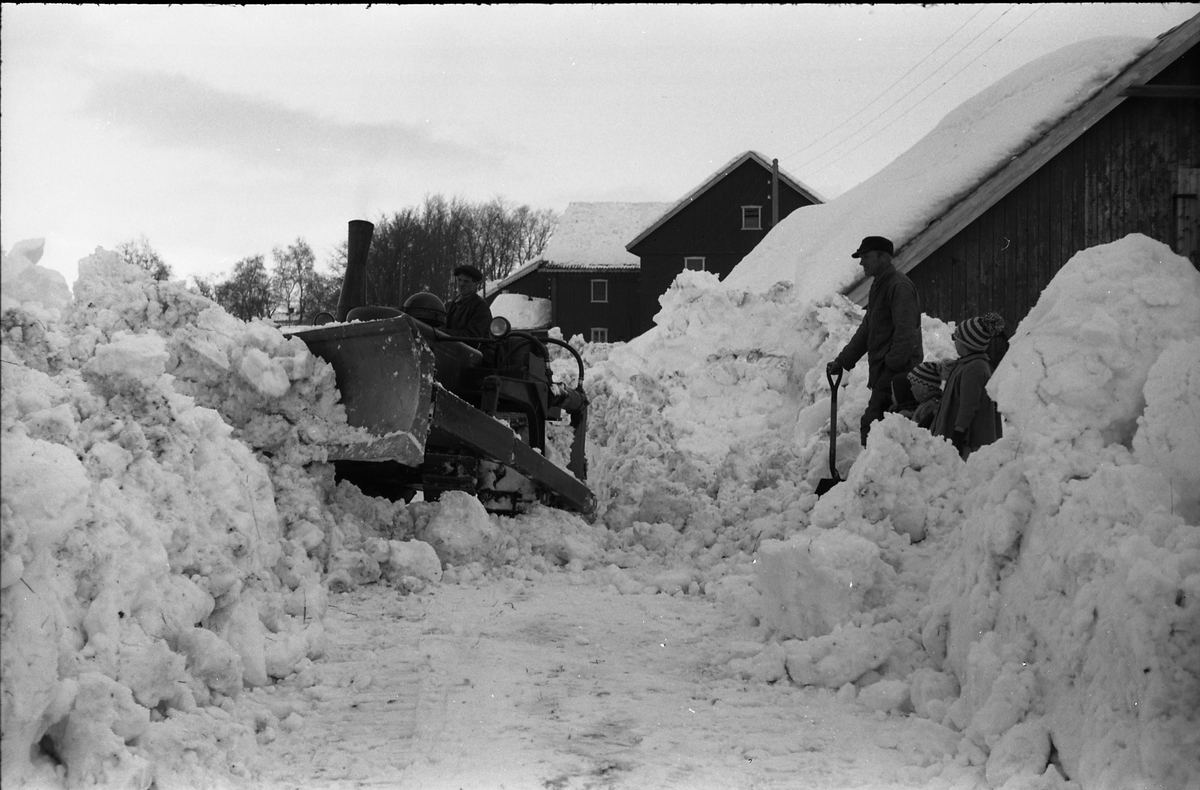 Snørydding med bulldoser ved Evang på Lena april 1951. Mannen som står til høyre i bildet er Egil Evensen som var gardskar på Evang.