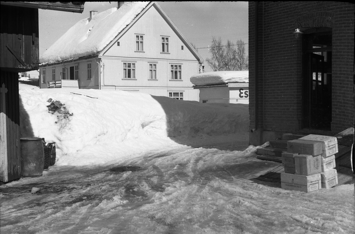To bilder fra Lena sentrum april 1951.
Det første tatt fra bakgården til den gamle Narums butikken. avlveggen på Grand-gården midt i bildet. Det andre viser Esso bensinstasjonen.