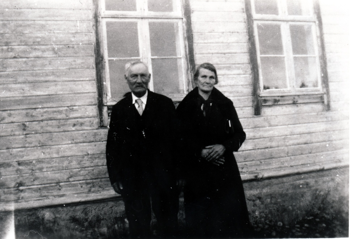 Anna og Tiller Hansen. Vangsvik ca 1943