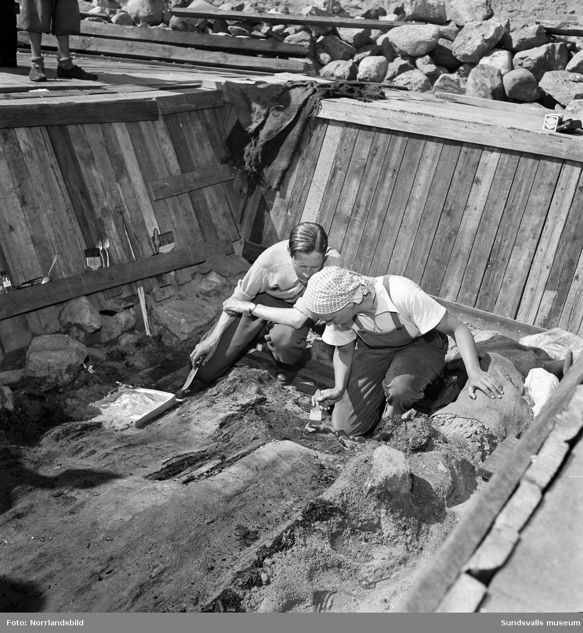 Utgrävningarna av hög 2 vid Högoms gravfält. Dagmar Selling och Sverker Jansson ledde utgrävningarna.