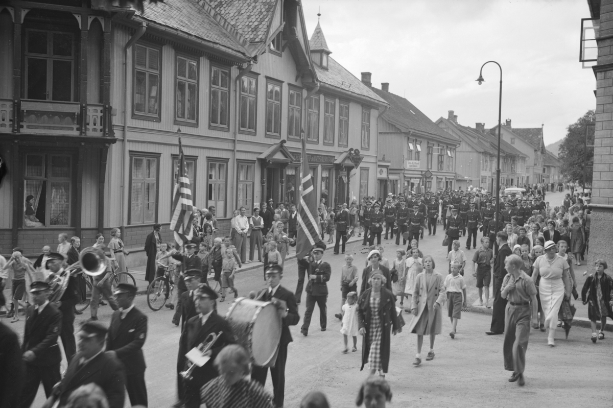 Barnetoget 17. Mai 1934 i Storgata forbi Astrupgården.