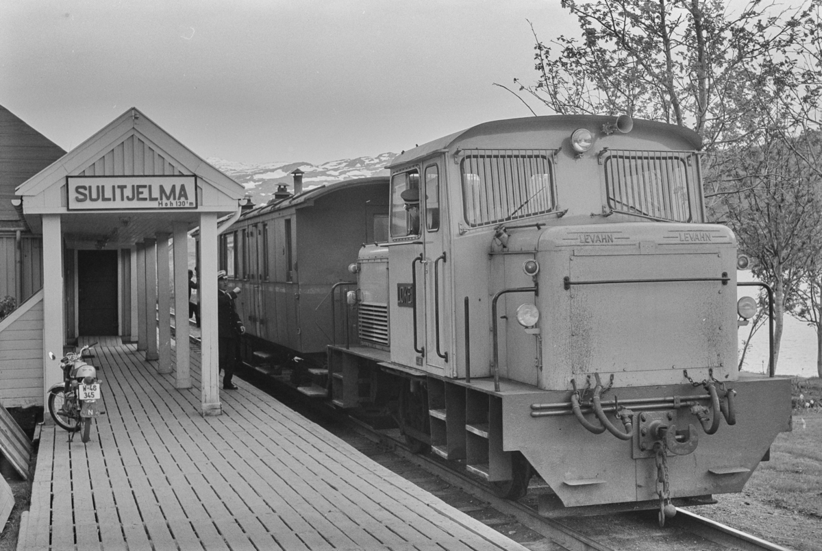 Persontog fra Lomi til Finneid på Sulitjelma stasjon på Sulitjelmabanen. Toget trekkes av diesellokomotivet LOKE.