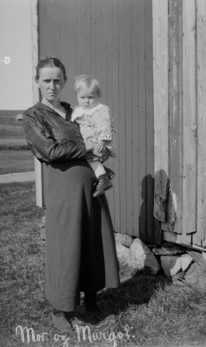 Alvilde Austad med datteren Margot på Sørgården på Sigerstad.