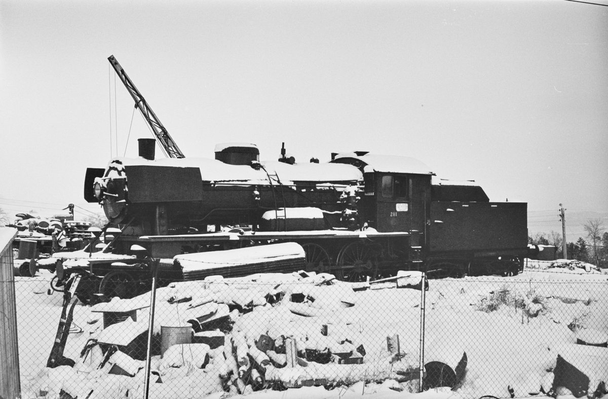 Damplokomotiv type 30a nr. 281 under opphugging på Leangen ved Trondheim.