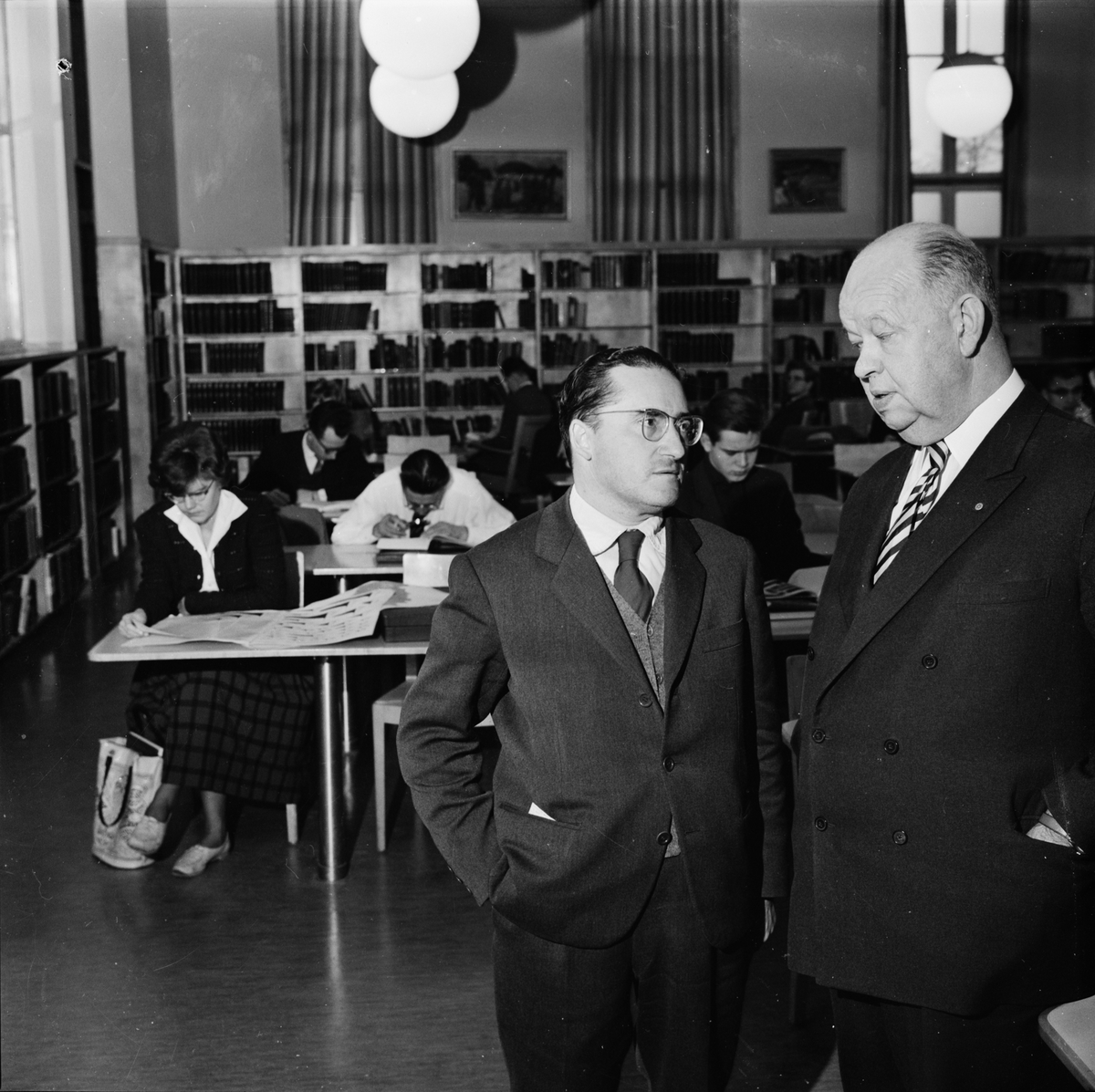 Stadsbibliotekarie Paul Harnesk och man i samtal på Stadsbiblioteket, Uppsala