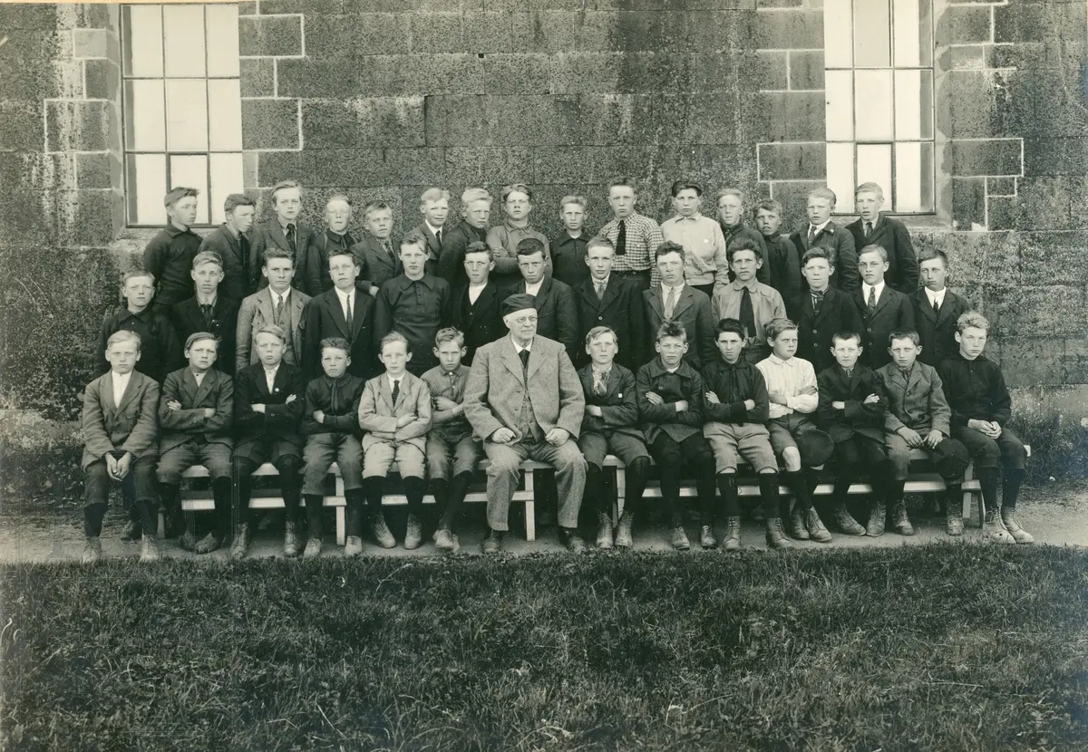 Konfirmanter i Gran 1925, sogneprest Olav Olsen og guttene