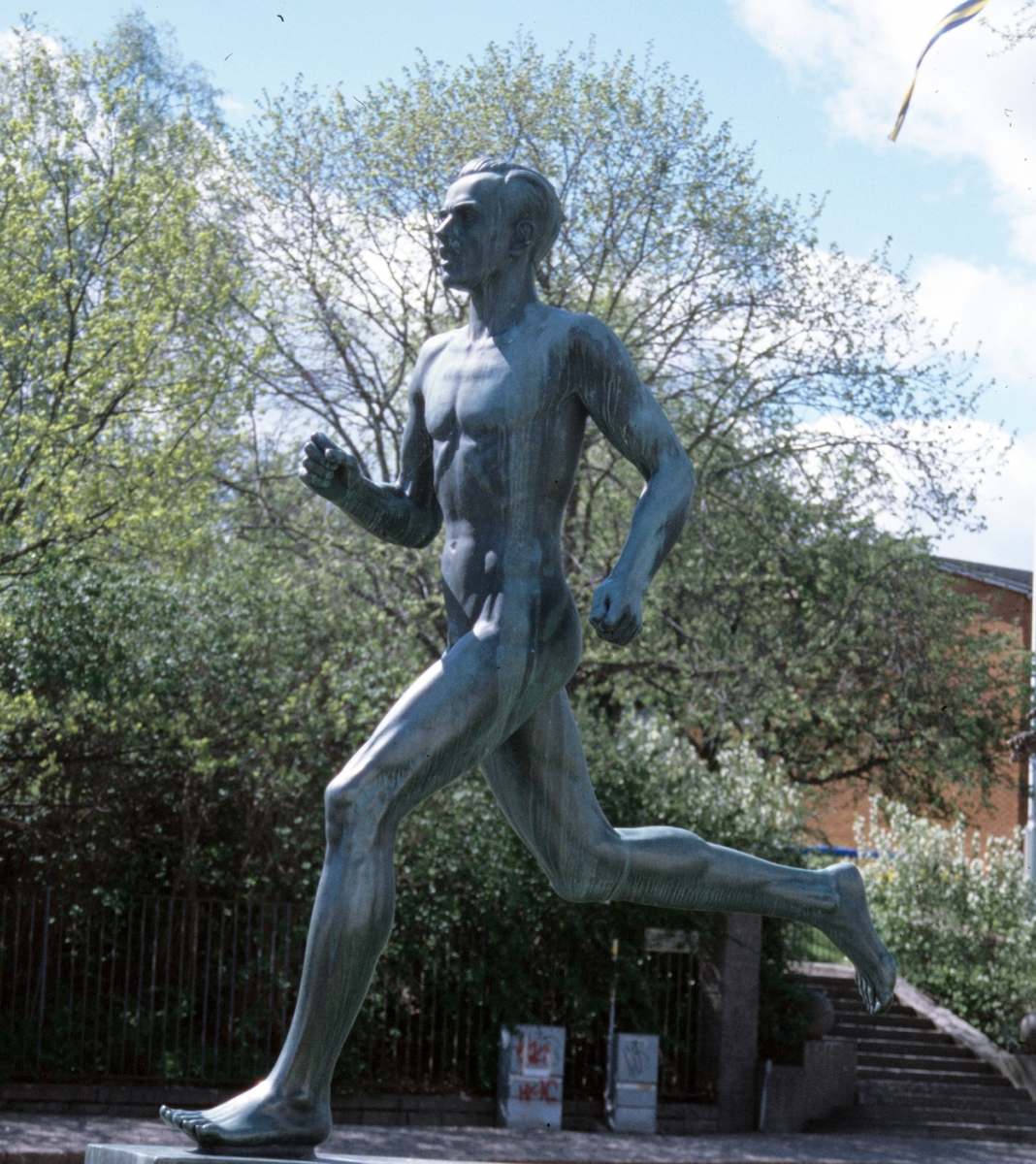 Staty "Löparen" av konstnären Olof Ahlberg.