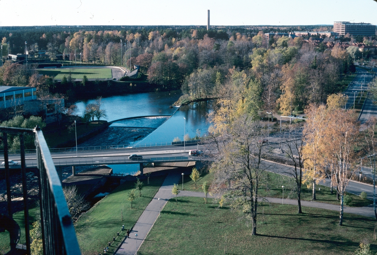 Stadsvy över Gävle västerut med en del av Strömbadet på vänstersida, Strömvallen. Framtill Kvarnparken och Stadsträdgården. Utsikt från kyrktornet i Helige Trefaldighet kyrkan