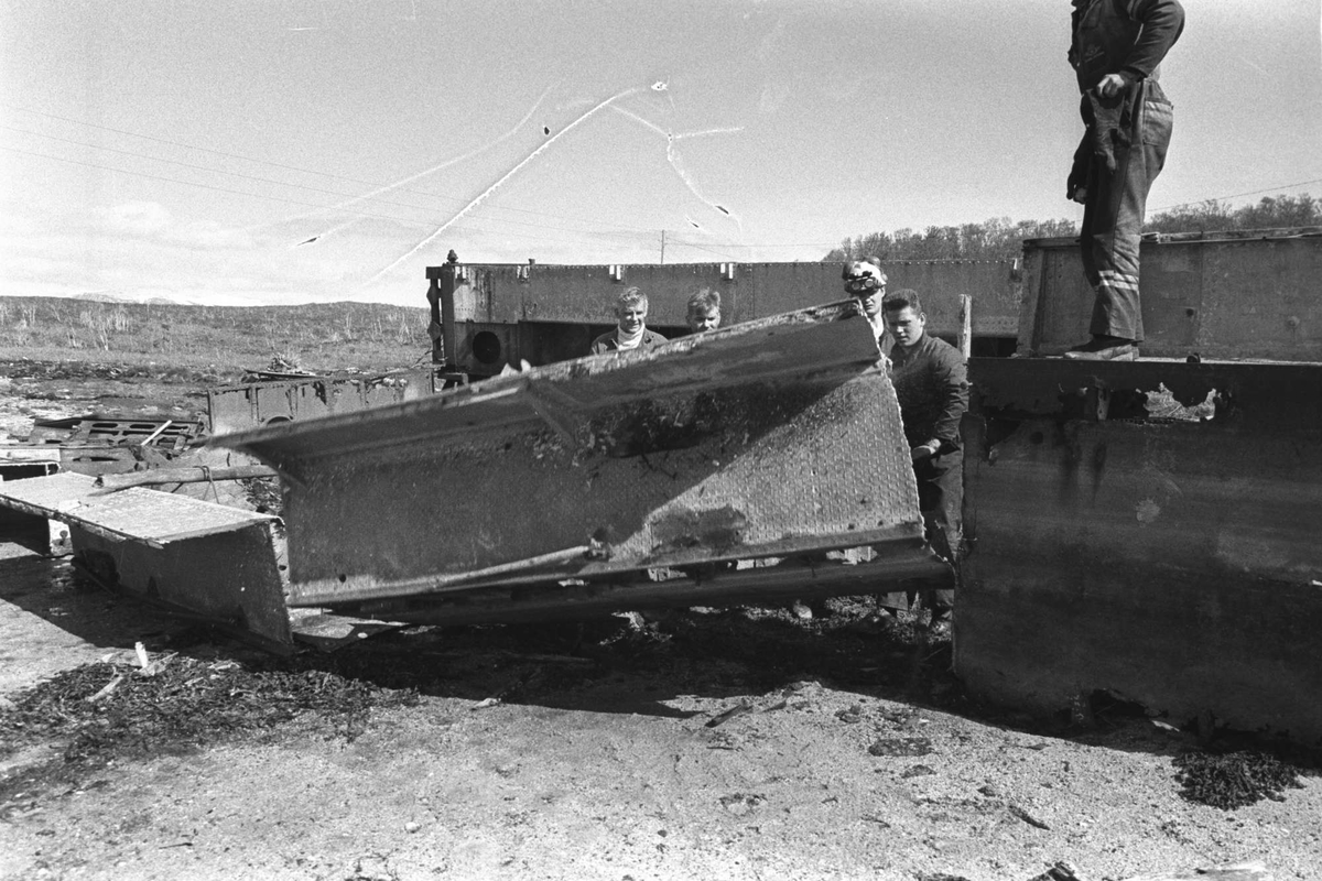 AMO-senteret arbeider med å fjerne båtvrak i fjæra ved Gressholman.