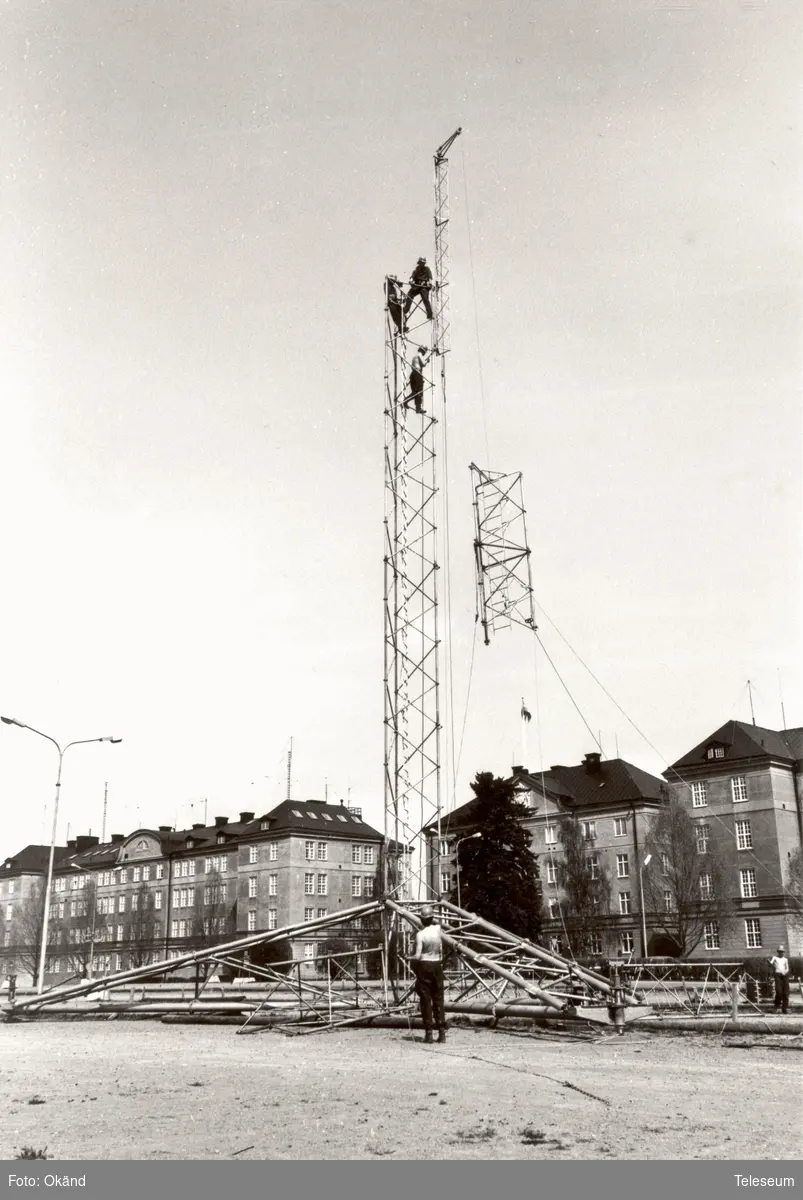 Tung radiolänkmast under byggnad på "Trekanten", S1 - Uppsala
