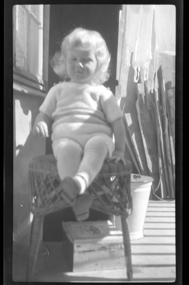 Rolf Sundt jr. sitter på verandaen i Thomas Heftyes gate 42E i 1922.