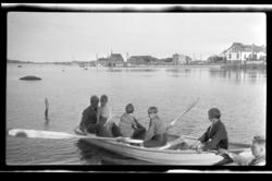 Fire barn og en mann i robåt utenfor Stavern(?). Einar Auber