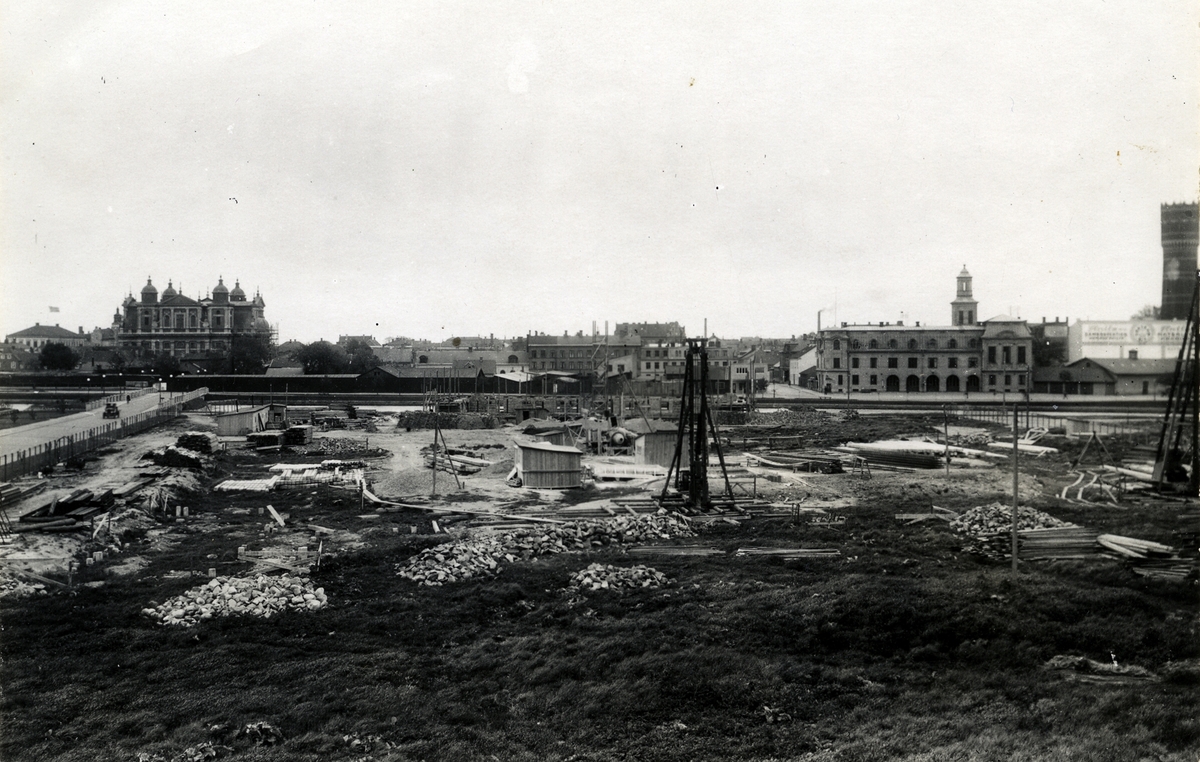 Gamla "muddern" i Kalmar när Läroverket börjat byggas på platsen.