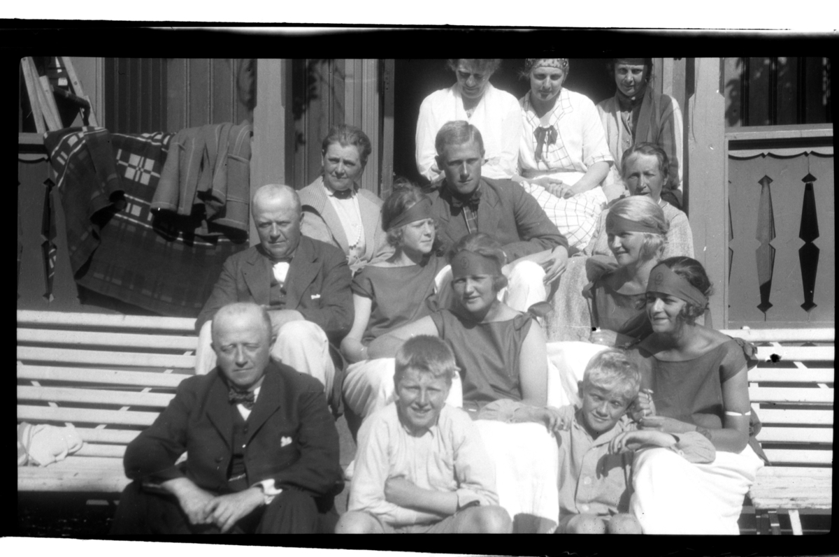 (Øverst fra venstre) Sigrid, Hilda og Elisabeth Sundt, (3. rad fra venstre) Sofie Edvardsen, Peter, Rebekkat, (2. rad fra venstre) Trygve, Allis, Evie, Julie Cecilie (Essemor) Sundt, (foran fra venstre) Halfdan, Bjarne T. og Bjarne H. Sundt og Else Juell feirer trillingenes 50-årdag, Stavern. Fotografert 12. august 1923.