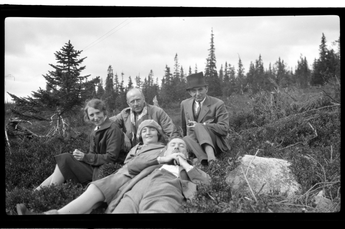Agnes Buratti, Rolf Sundt sr., Johan Buratti, Ingrid og Louis Jersin sitter i lyngen. Fotografert 1930.