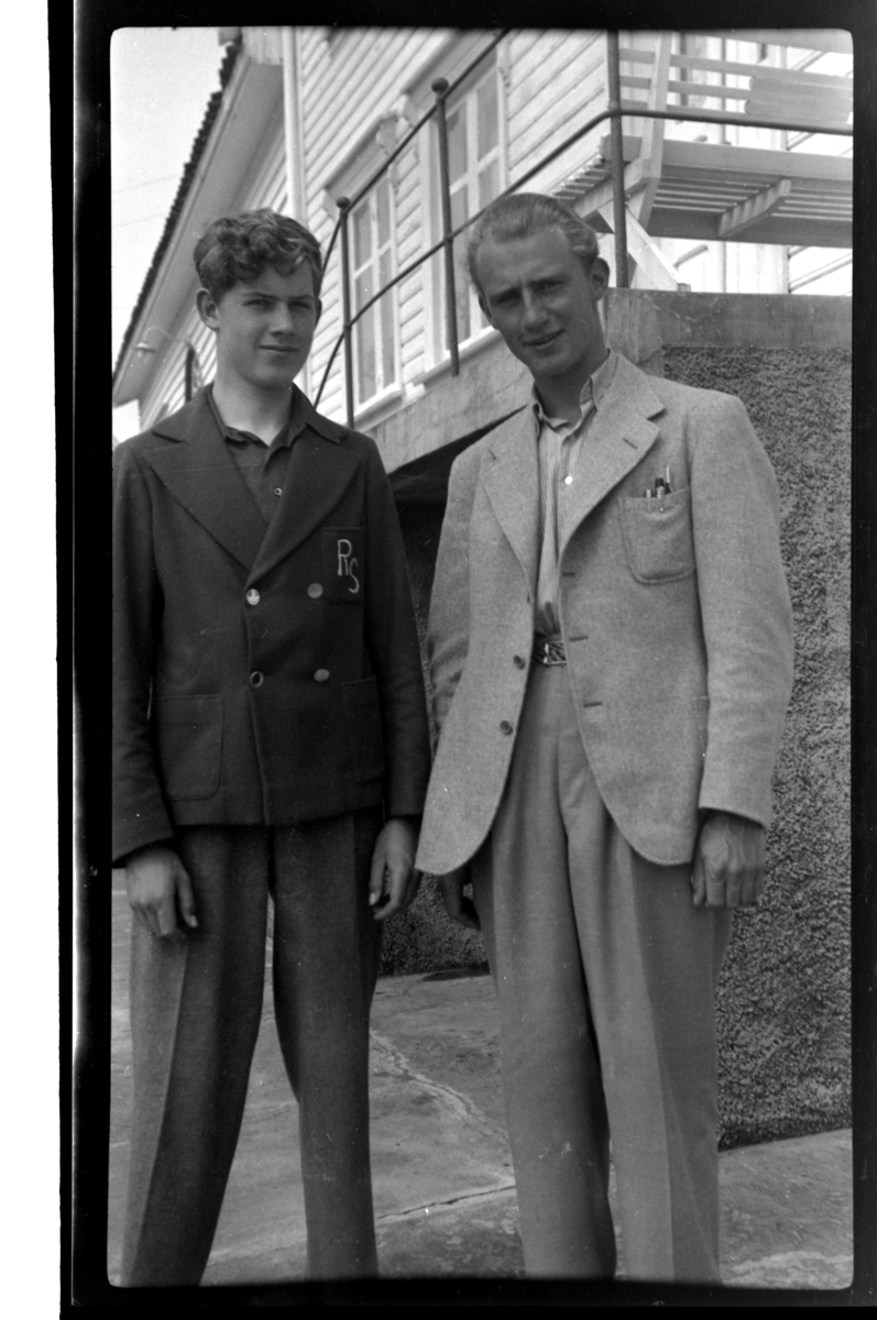 Brødrene Rolf jr. og Julius Sundt står utenfor huset til Ludvig ...